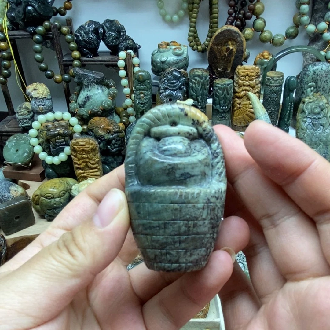 未镶嵌岫岩河磨玉（透闪石质玉）把件