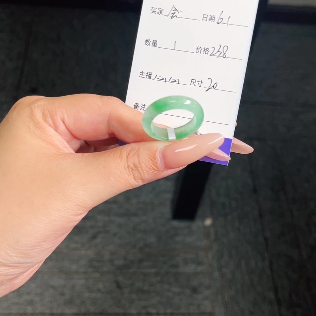石英质玉未镶嵌戒圈会****猪