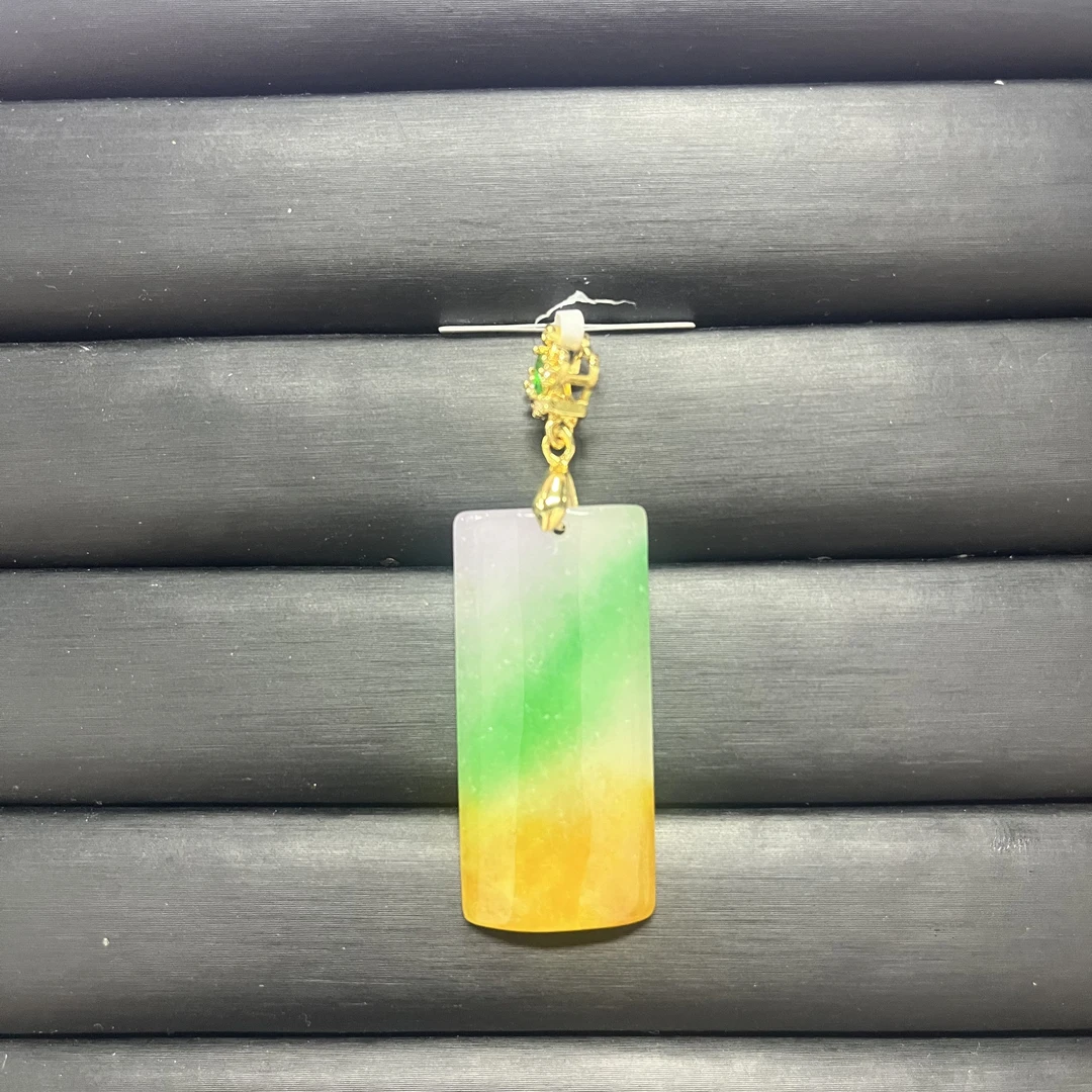 彩翠色方形玉石吊坠