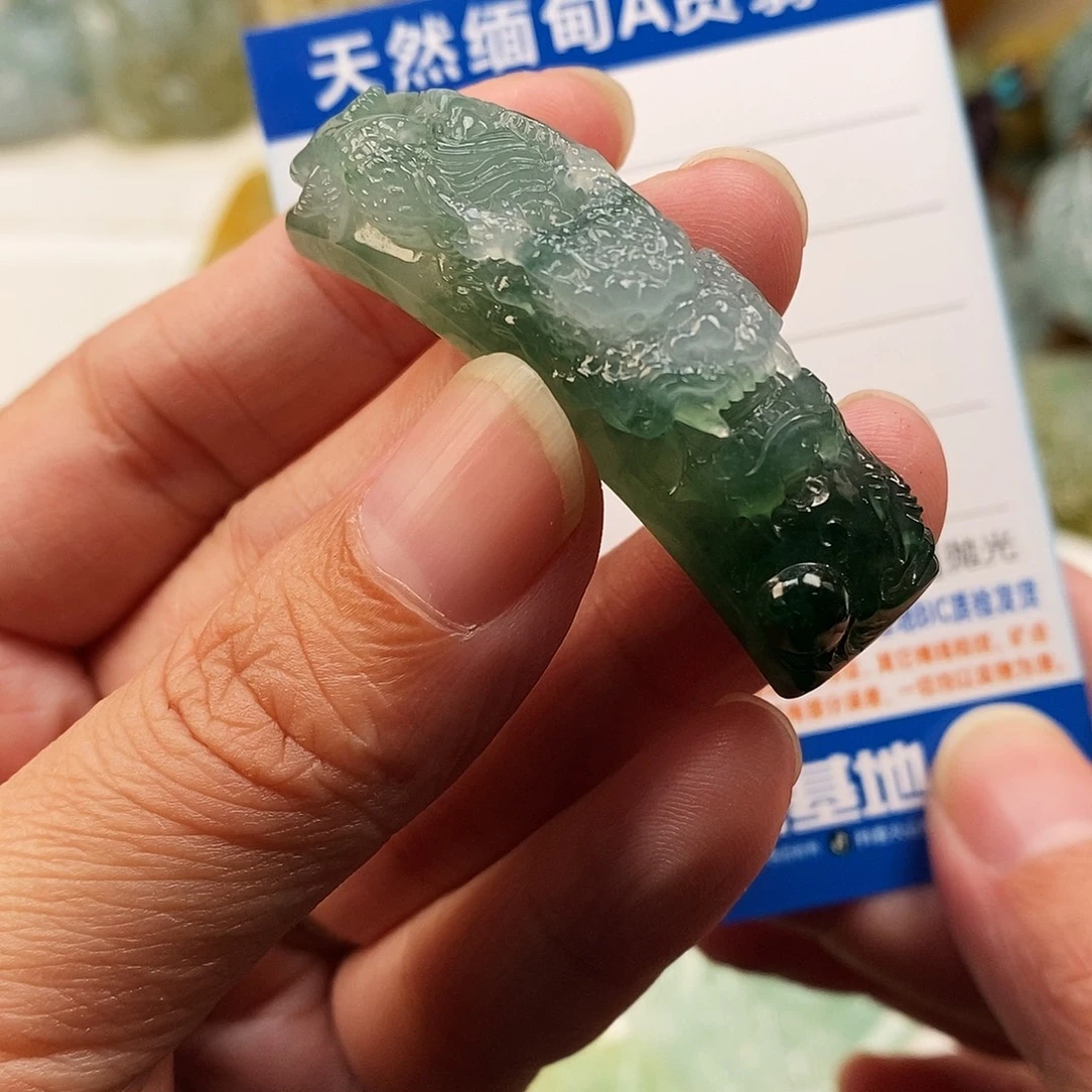 翡翠未镶嵌颈饰龙手牌