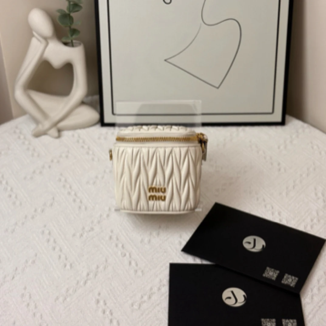 99新 MIU MIU/缪缪 盒子包 白/JW4540