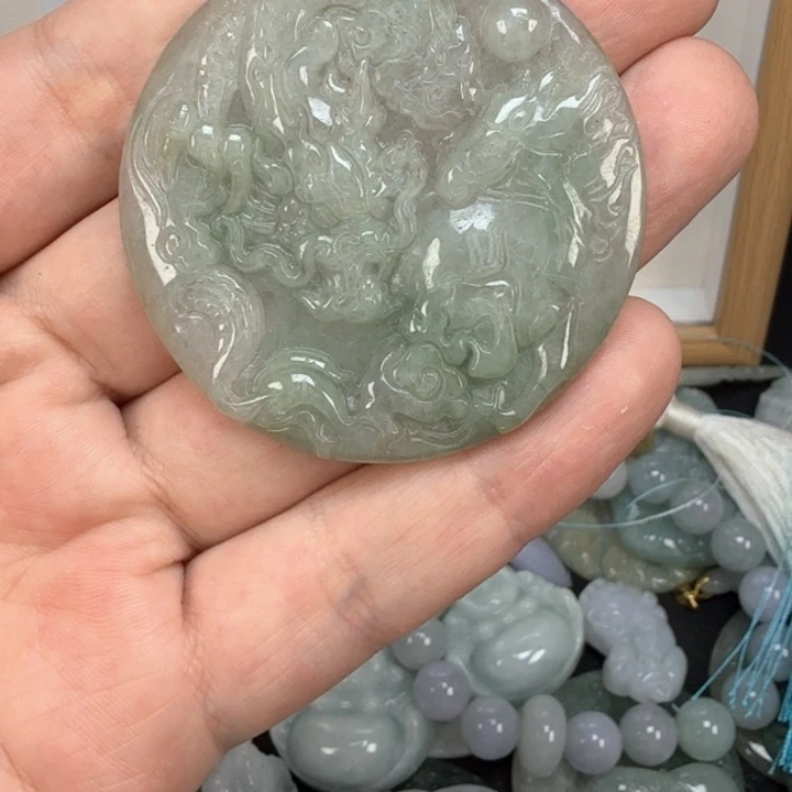 翡翠挂件未镶嵌翡翠