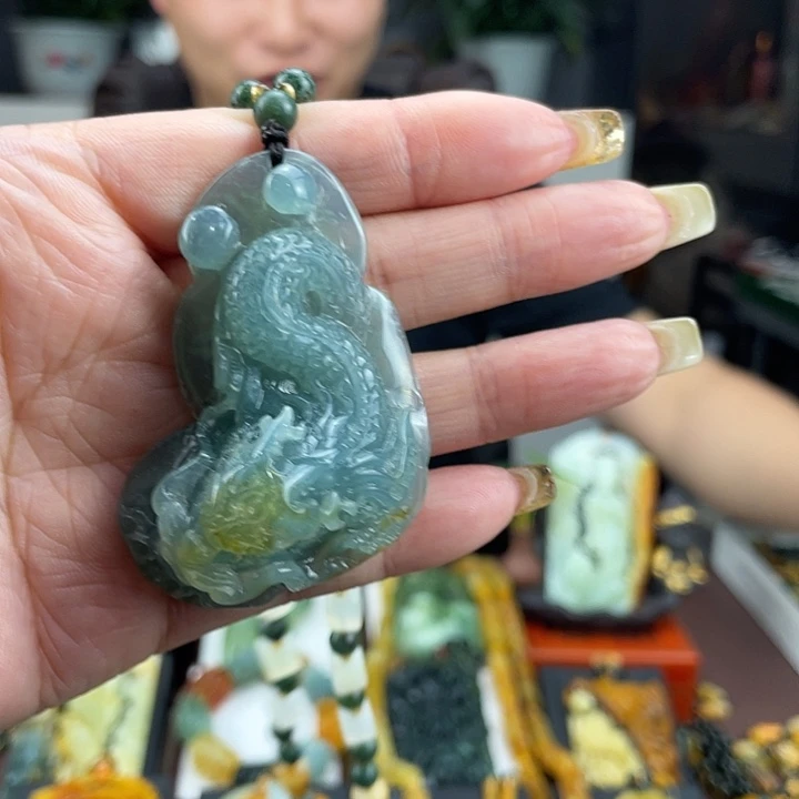 蛇纹石玉未镶嵌颈饰