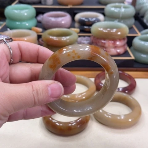 未镶嵌手镯石英质玉