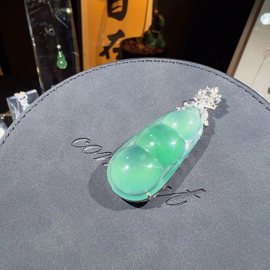 翡翠18K金镶嵌吊坠(不含链)天然缅甸 A货翡翠高冰晴蓝色豪镶福豆