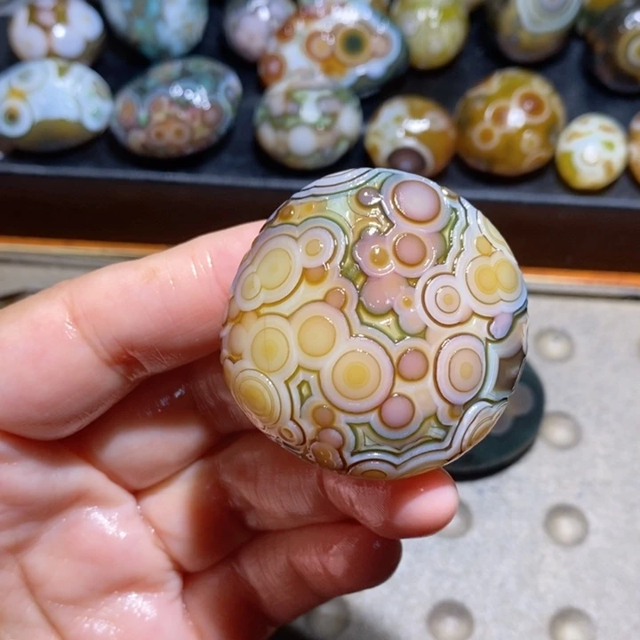 未镶嵌玛瑙/玉髓珠宝半成品卡**里