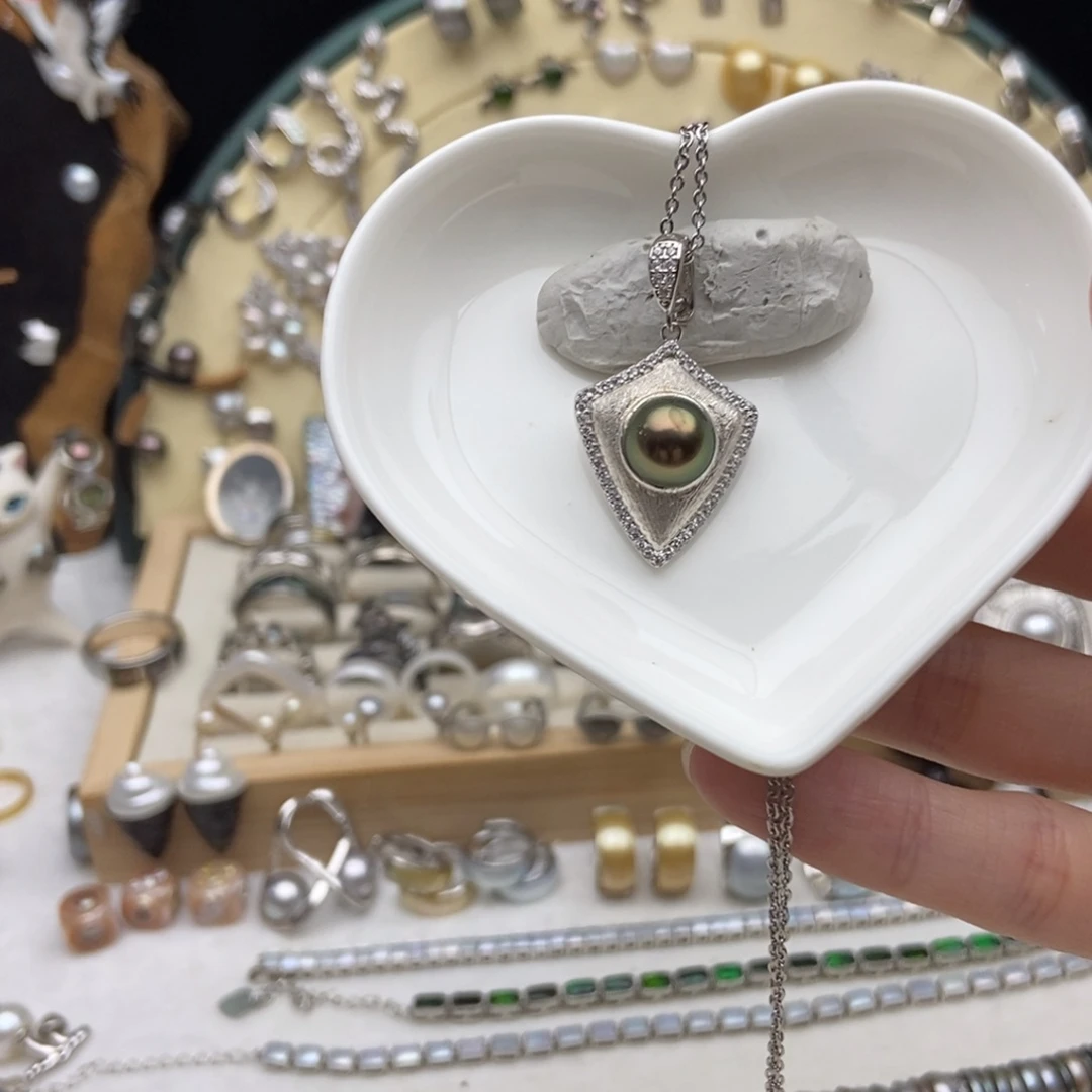 画框海水珍珠银S925镶嵌拉贡孔雀绿吊坠