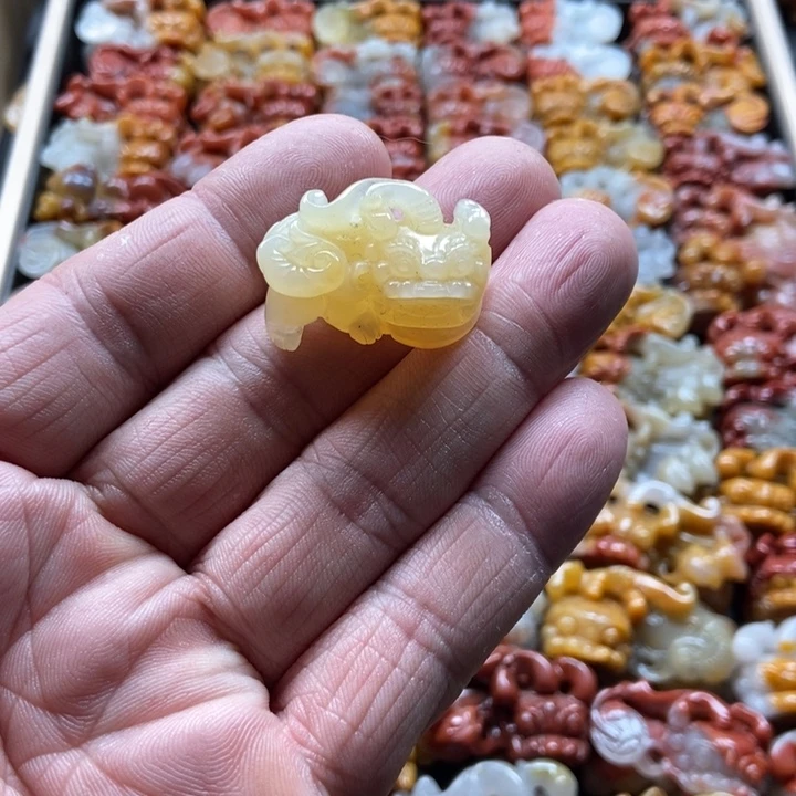 石英质玉（黄龙玉）未镶嵌颈饰