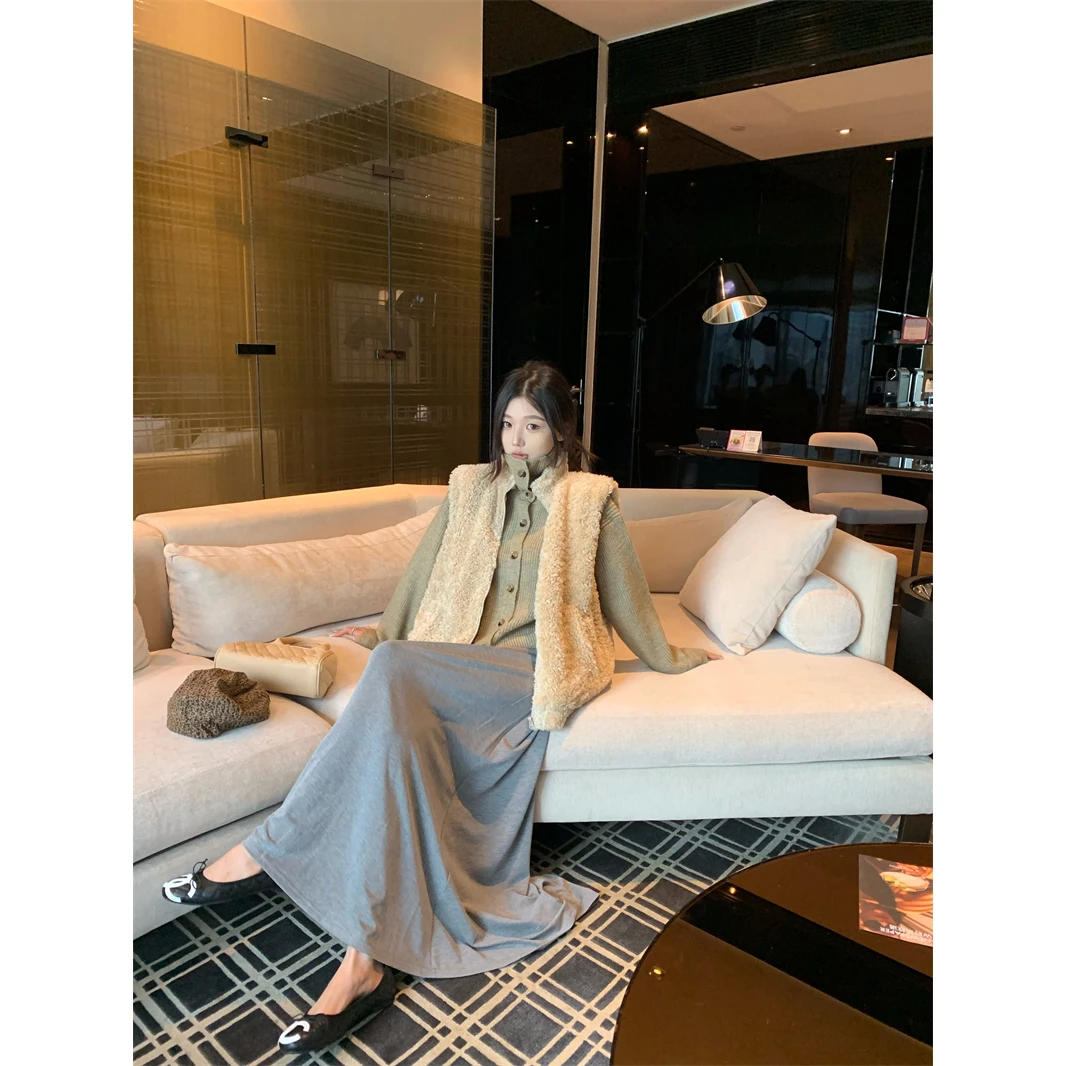 韩版温柔系慵懒风松弛感叠穿卡其色毛衣外套+马甲外套+半身裙套装