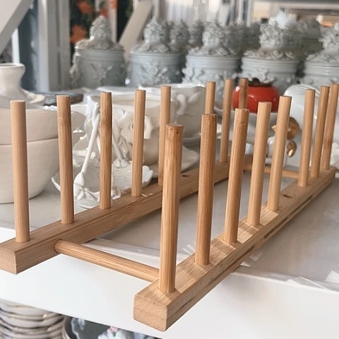 白瓷盘架两个竹子的