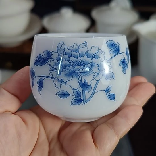 青玉白主人杯牡丹花釉下