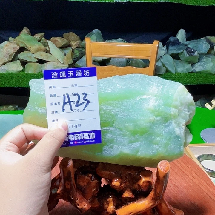 迈***冷未镶嵌蛇纹石玉纯天然岫玉摆石摆件