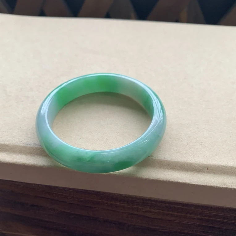 冰润细腻辣阳绿手镯特价19800圈口52.2-12.1-7.2，天然翡翠缅A细纹