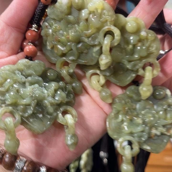颈饰未镶嵌和田玉（糖玉）