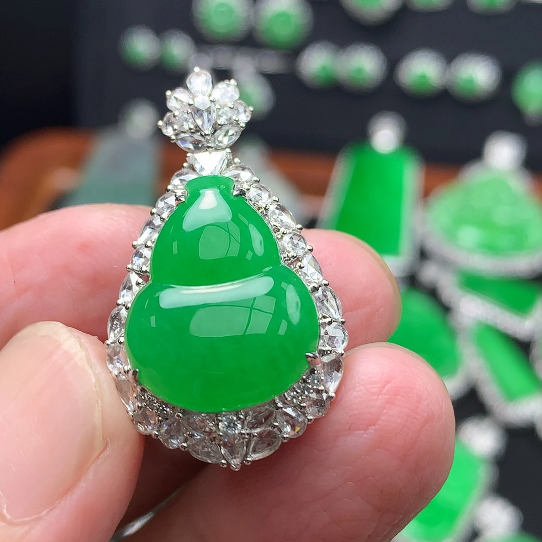 颈饰18K金镶嵌翡翠