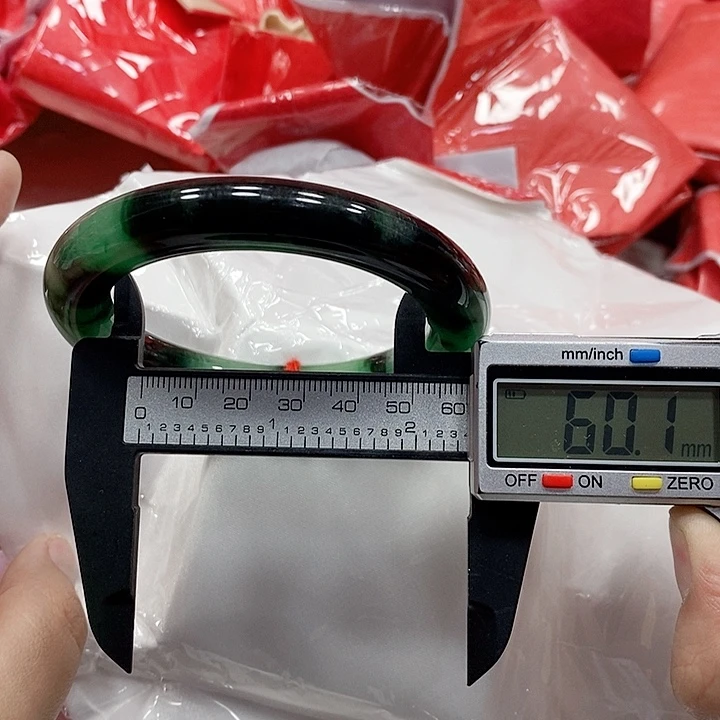 翡翠手镯未镶嵌67。