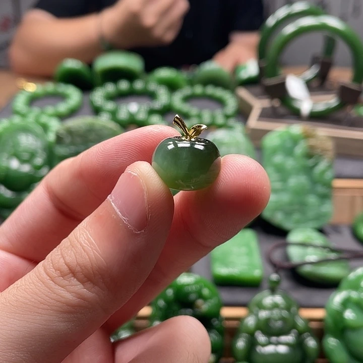 和田玉（碧玉）18K金镶嵌颈饰