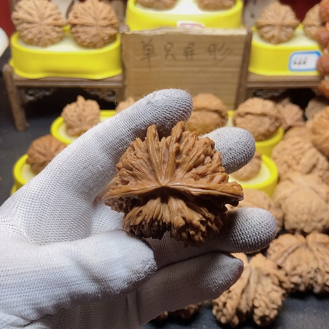 车***吕文玩核桃吊坠白狮子龙手