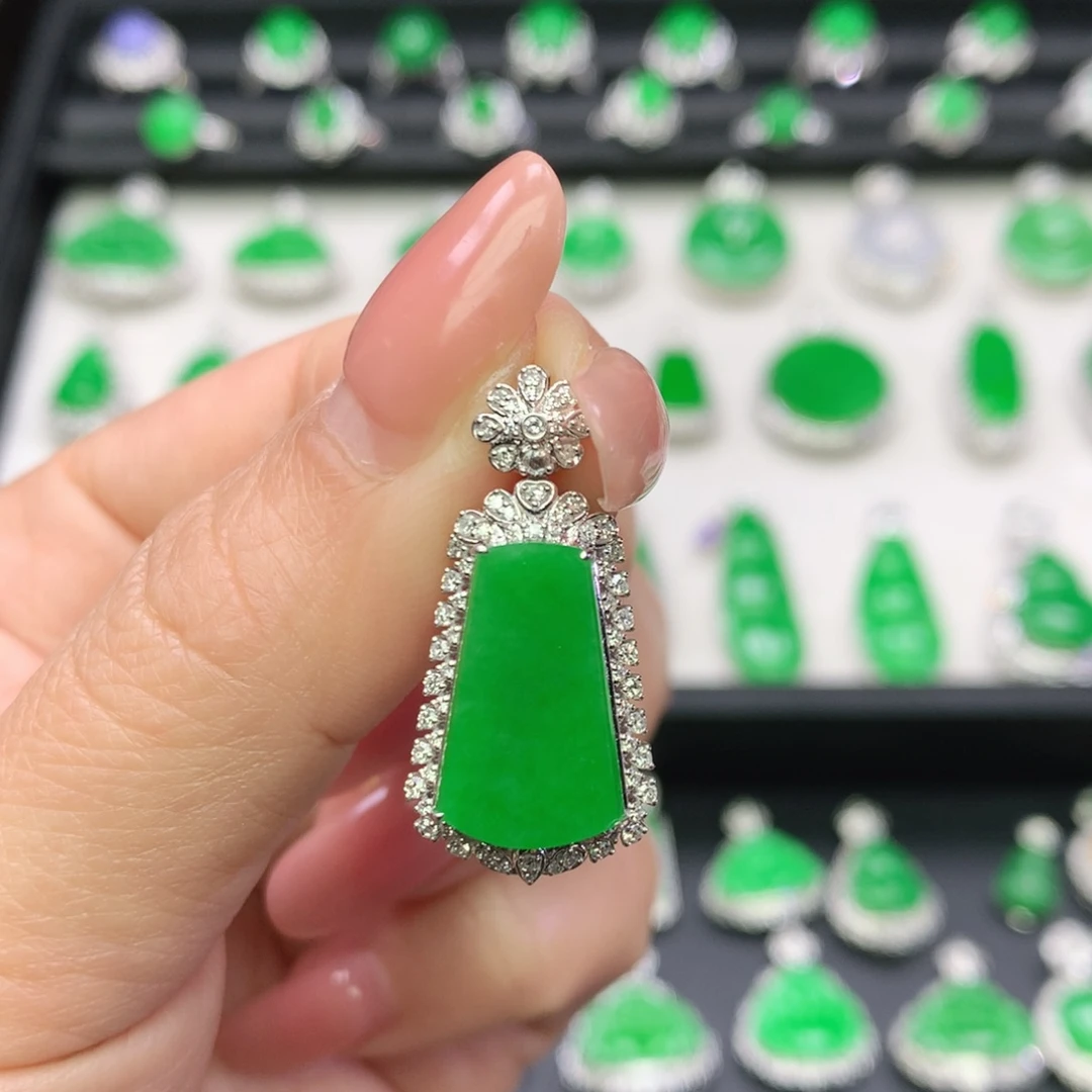 啾***啾翡翠18K金镶嵌吊坠(不含链)