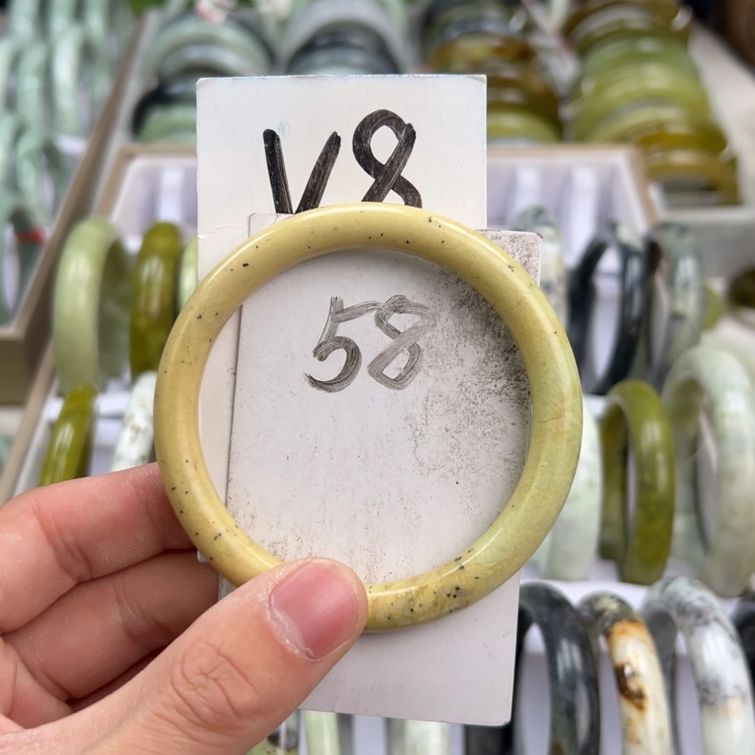 岫玉手镯未镶嵌天然岫玉微瑕，可以正常佩戴