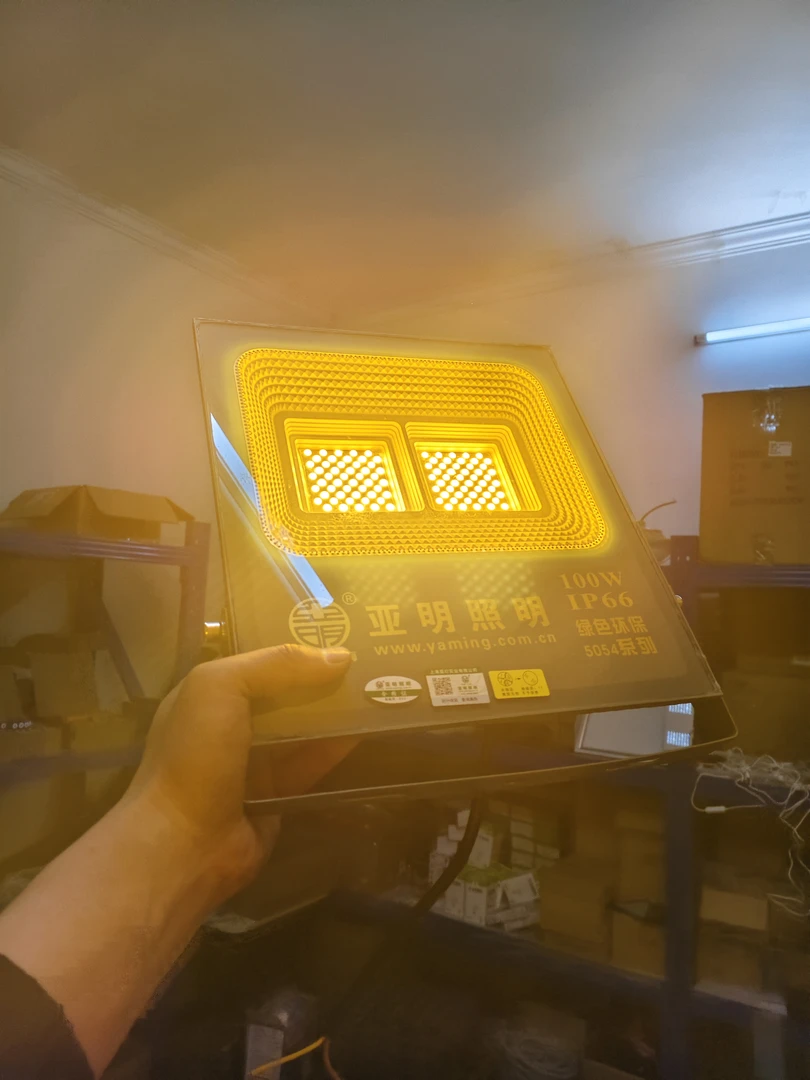 大品牌投光灯100W