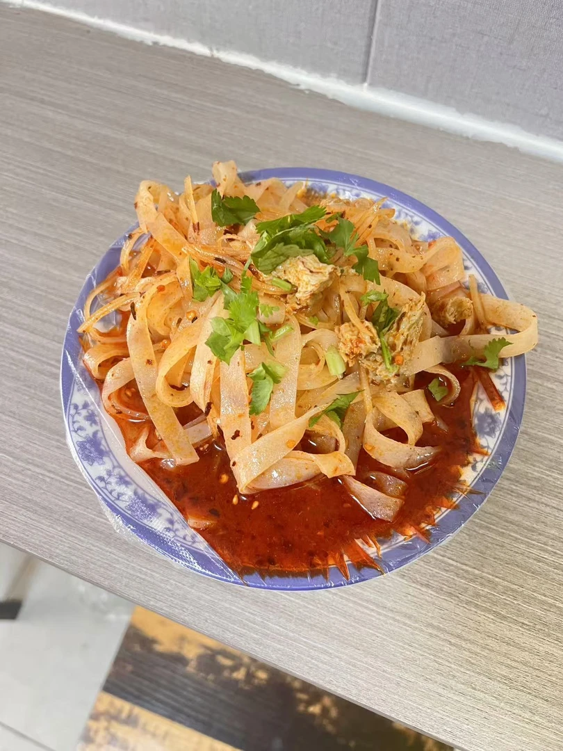 志丹擀面皮，带汤的擀面皮6份装，吃前必须加热擀面皮条状