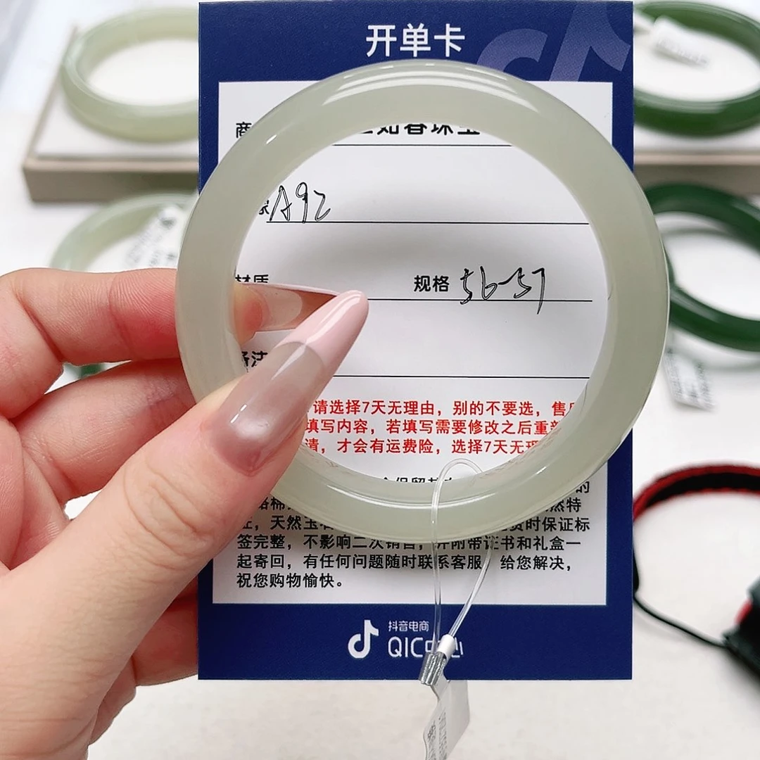 和田玉手镯未镶嵌阿****）