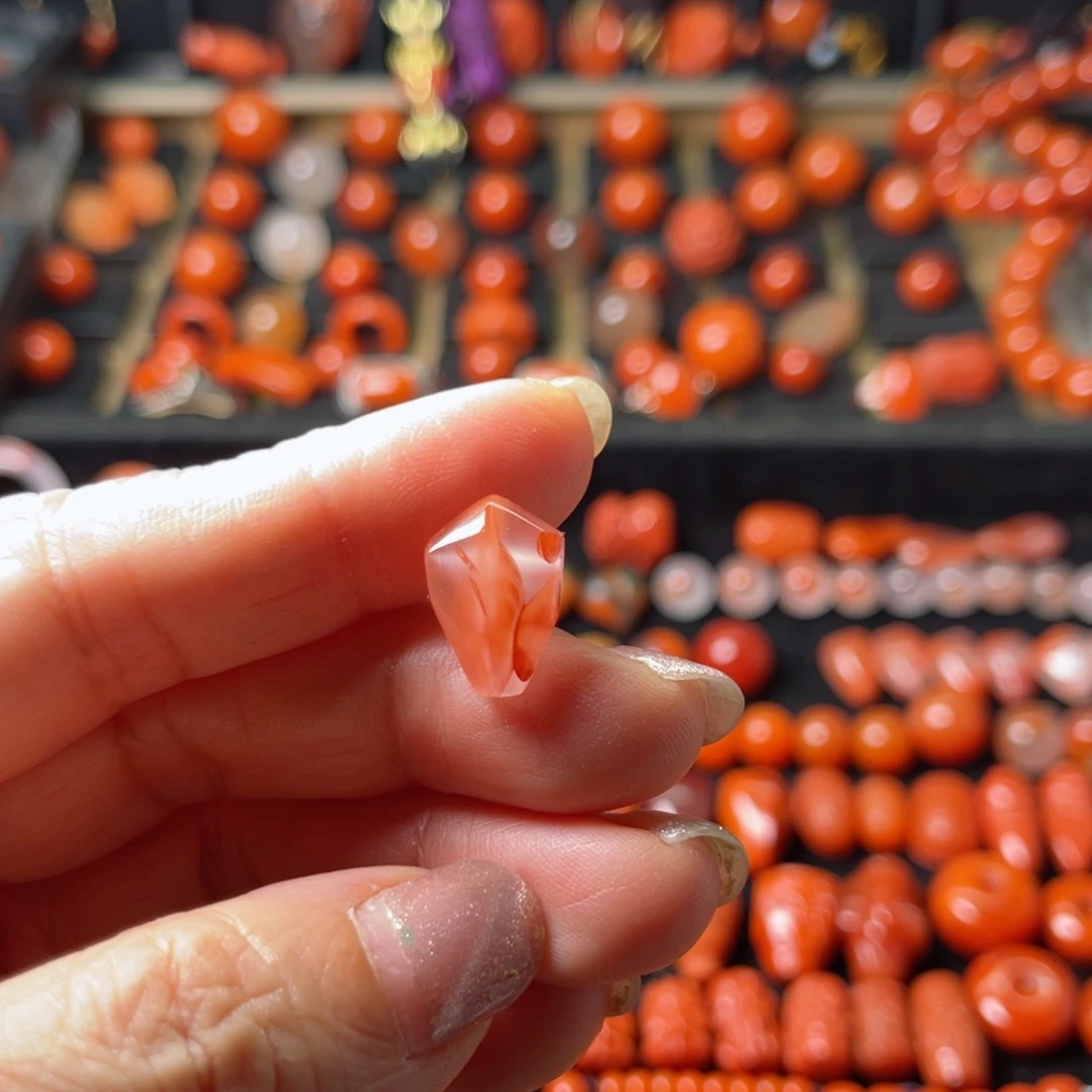 未镶嵌三通对孔10+南红玛瑙