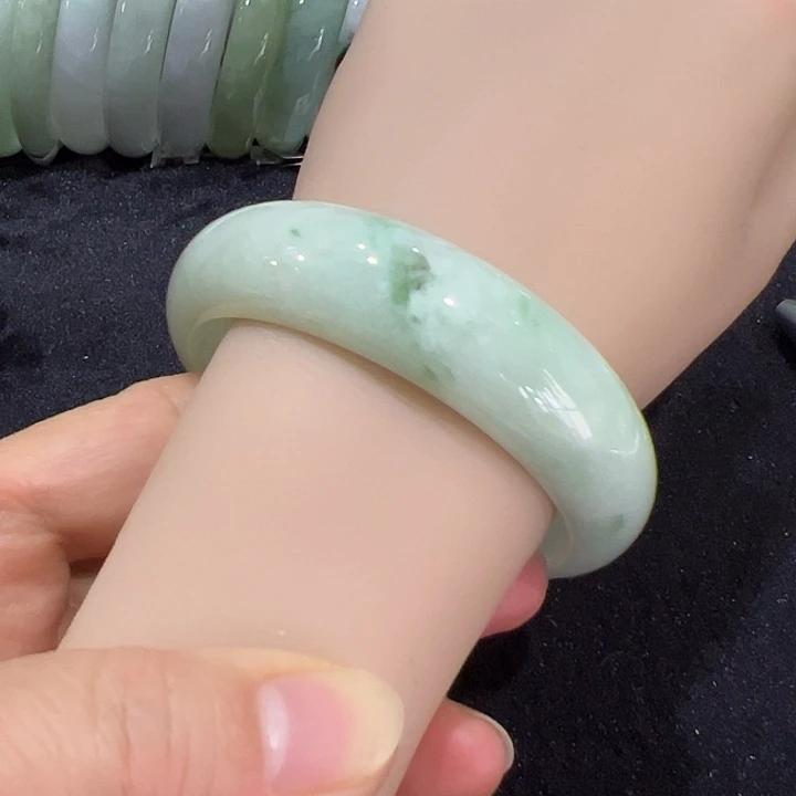 翡翠未镶嵌手镯编号35439圈口58.5