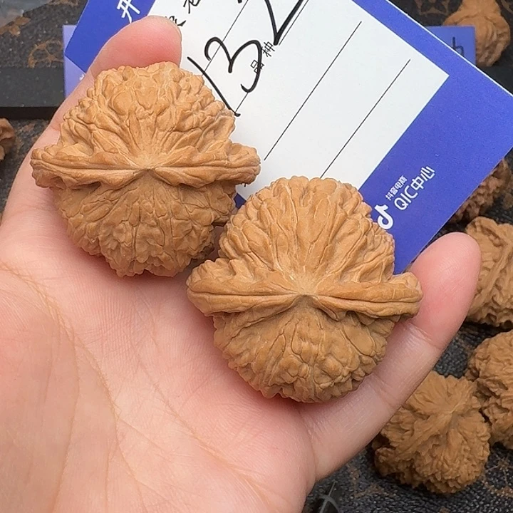 桃核吊坠白狮子43尺全品