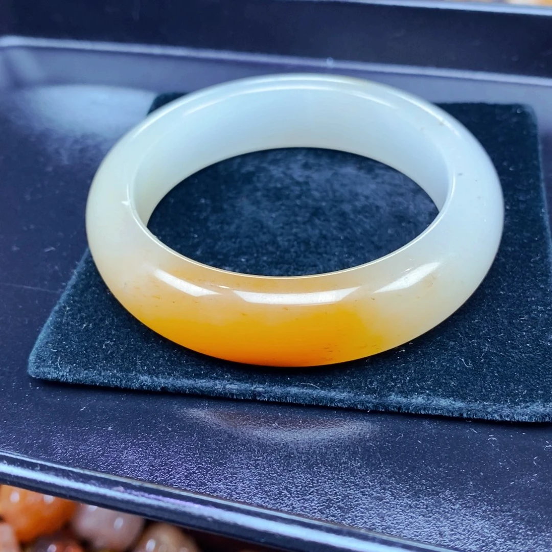 未镶嵌石英质玉（黄龙玉）颈饰