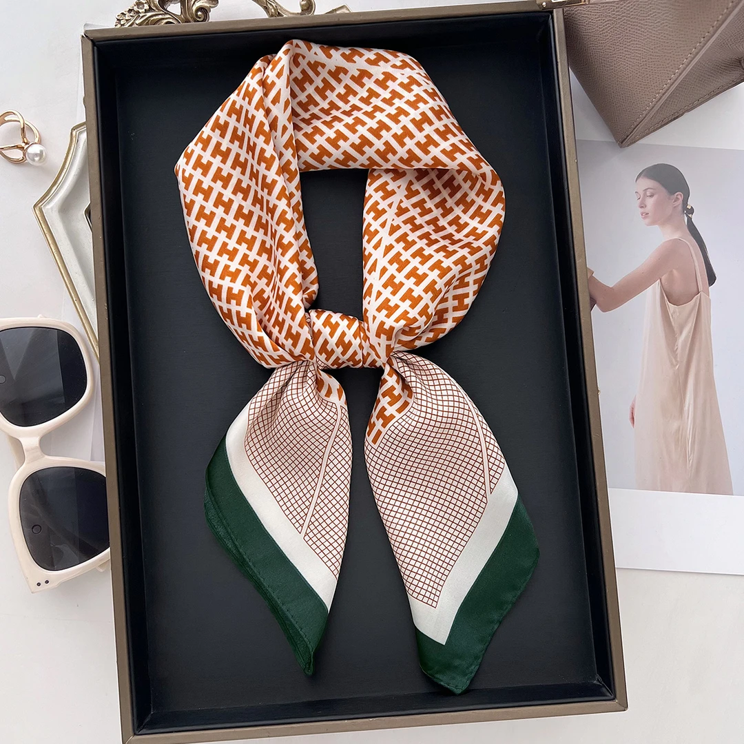 英国CospKosp 新款黑白字母H奢华简约百搭高级披肩休闲洋气小方巾