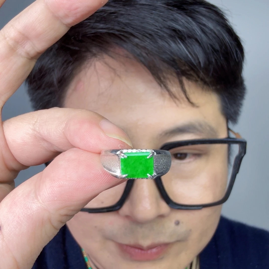 翡翠未镶嵌颈饰一件