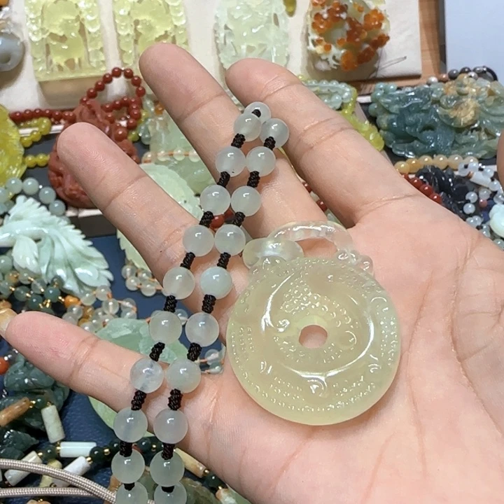 未镶嵌蛇纹石玉吊坠