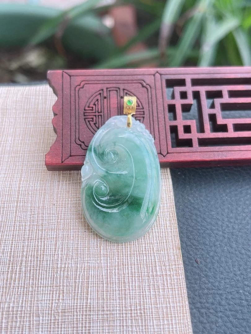 天然缅甸翡翠A货.冰润胶感灵动清晰飘花如意吊坠.尺寸41-25.6-4.7