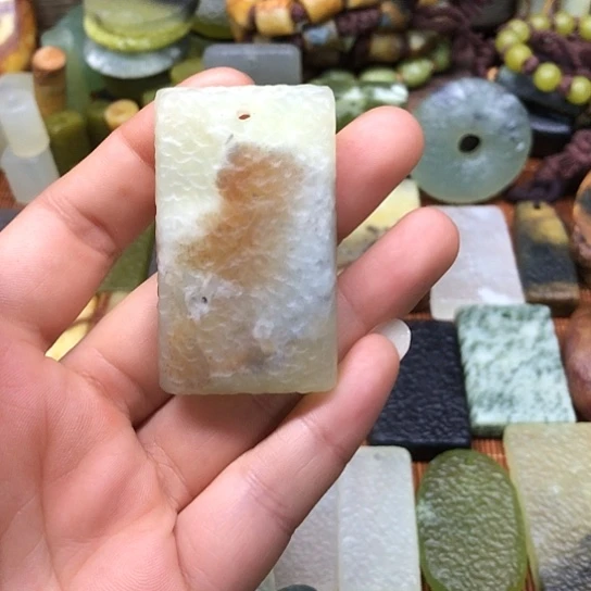 岫玉未镶嵌颈饰岫