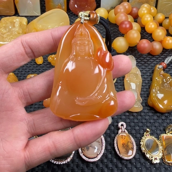 石英质玉（黄龙玉）未镶嵌颈饰