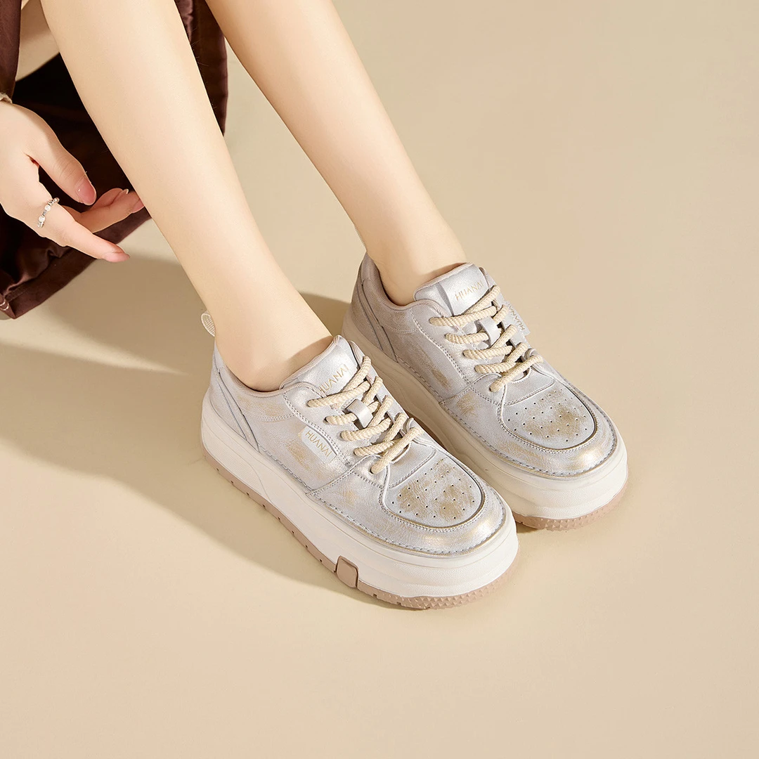 华耐厚底小白鞋女2025春季新款韩版百搭增高学生平底舒适休闲板鞋