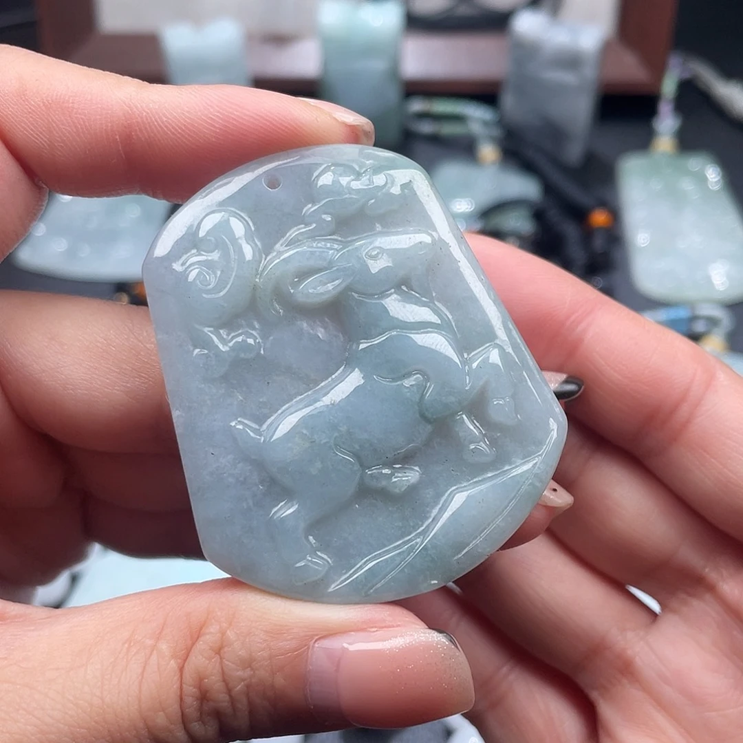 翡翠未镶嵌颈饰小羊