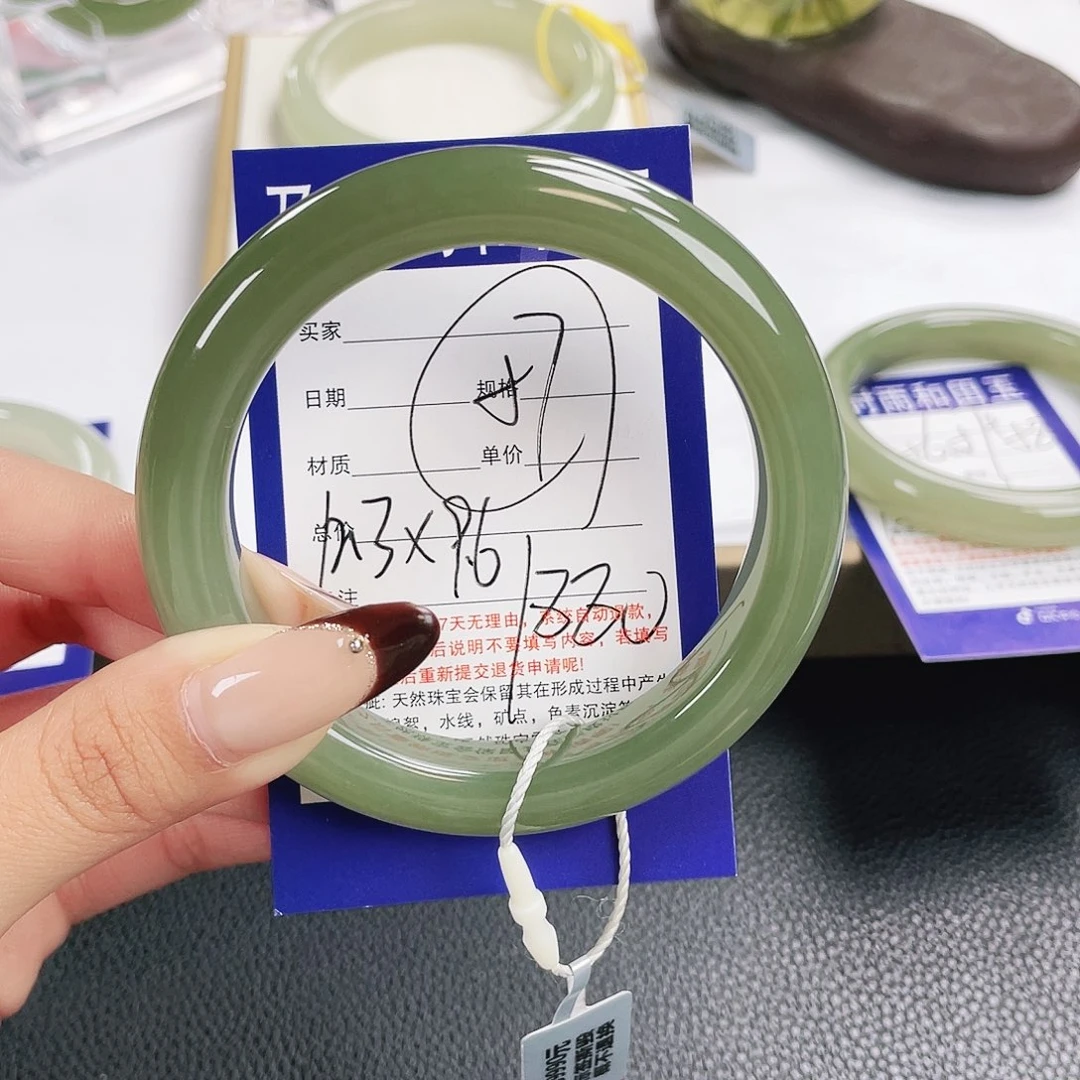 乄***夵和田玉未镶嵌手镯