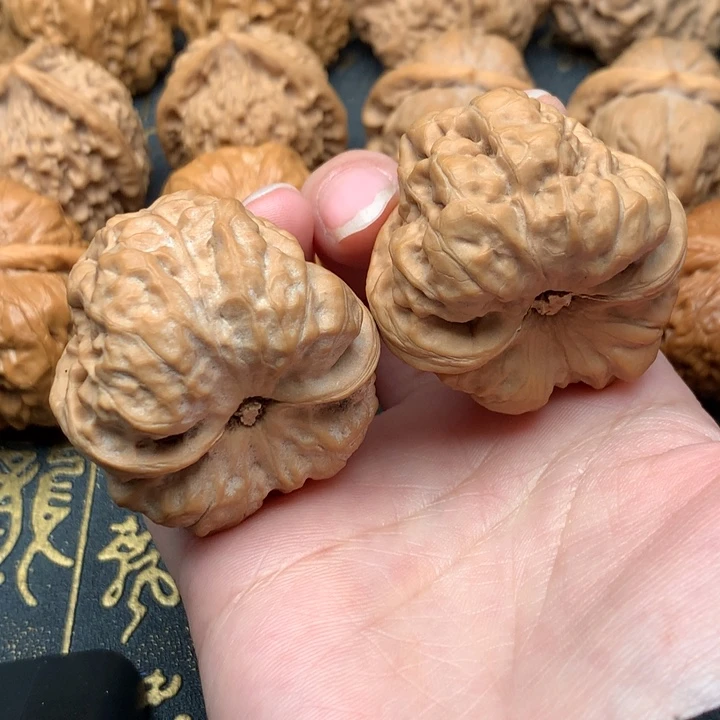 文玩核桃把件她***。核桃