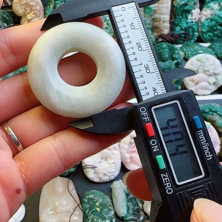 未镶嵌独山玉颈饰有瑕疵恕不退换