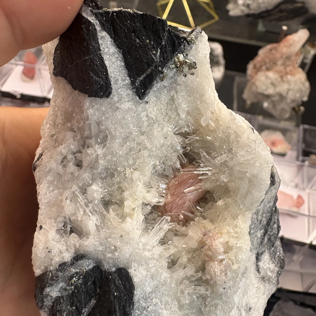 菱锰矿标本花瓣水晶