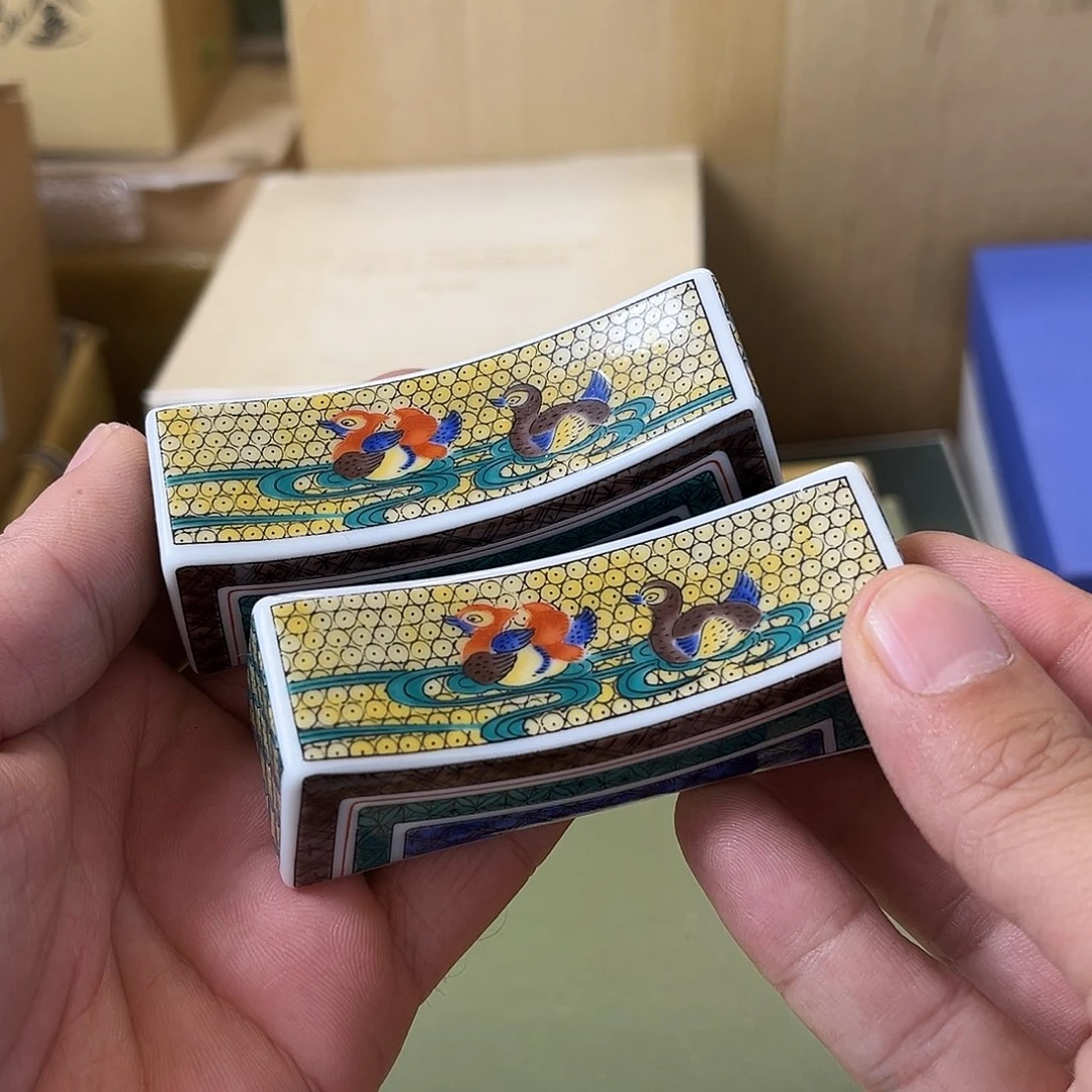 盖碗在家门口看到的小猫和