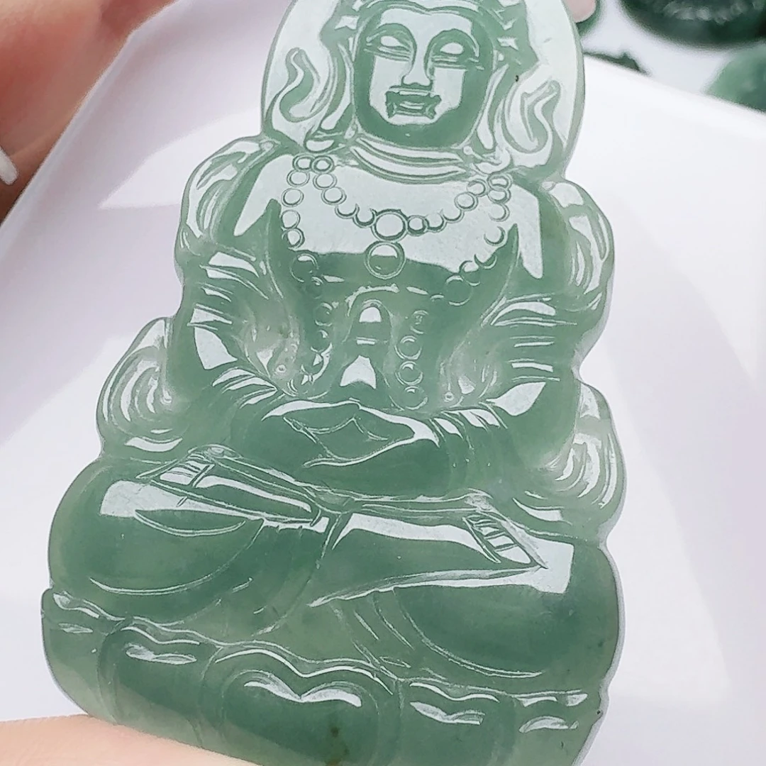 翡翠未镶嵌颈饰多样性发其一