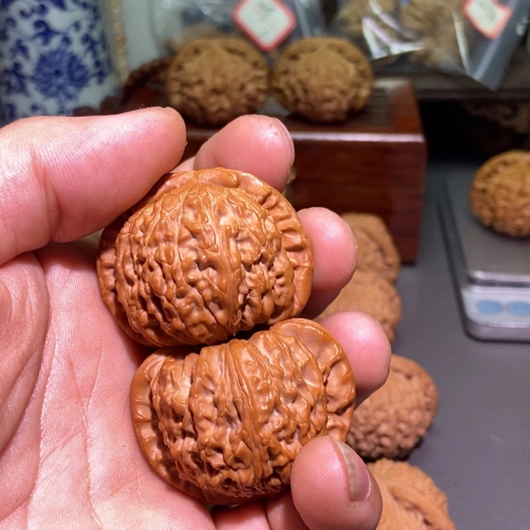 桃核把件飞**间白狮子核桃