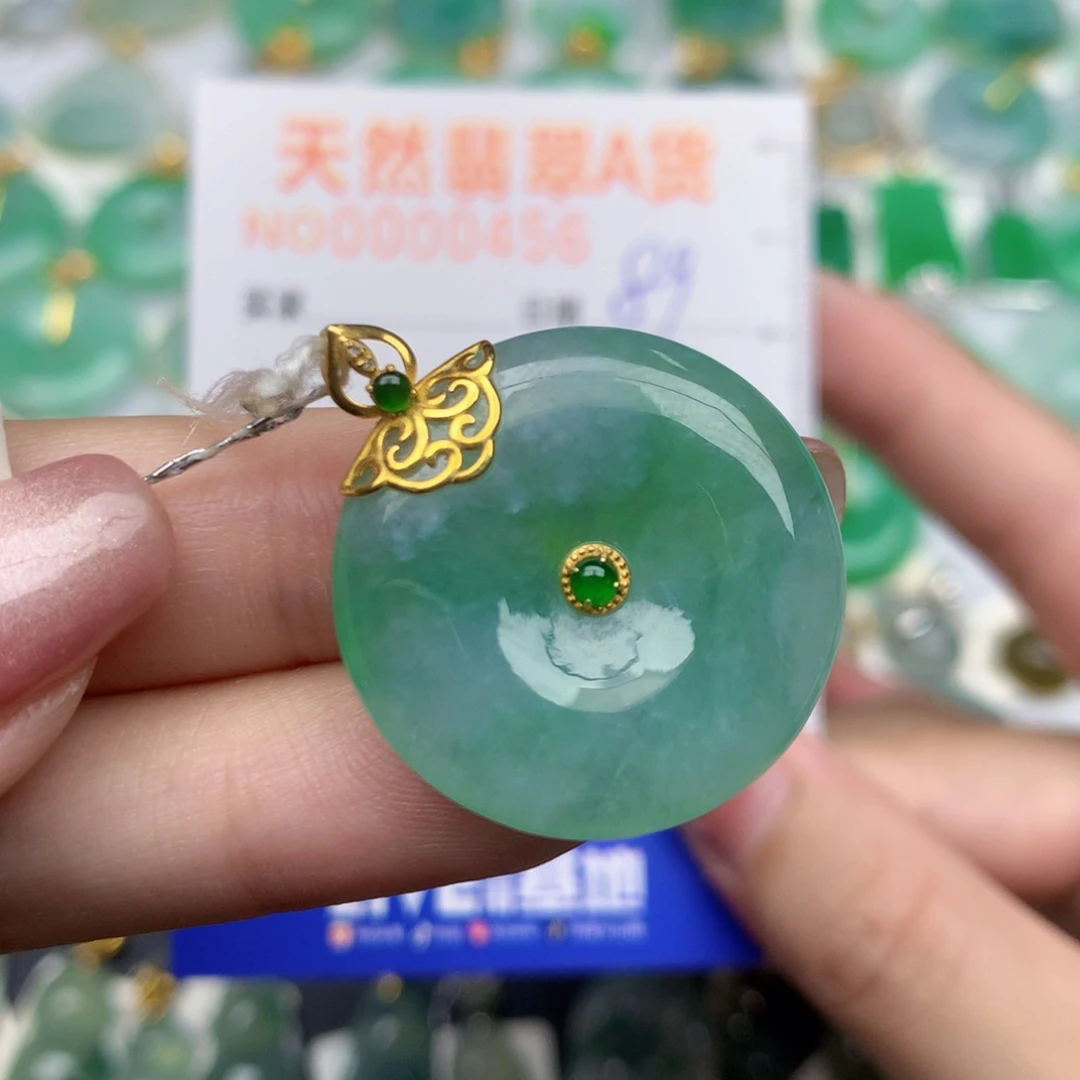 翡翠18K金镶嵌颈饰扣