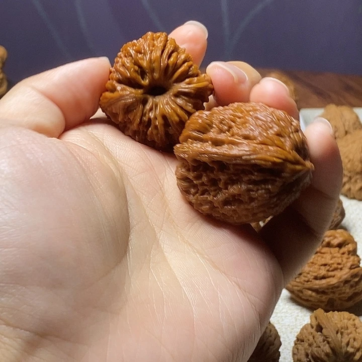 拿***人吊坠文玩核桃凹底
