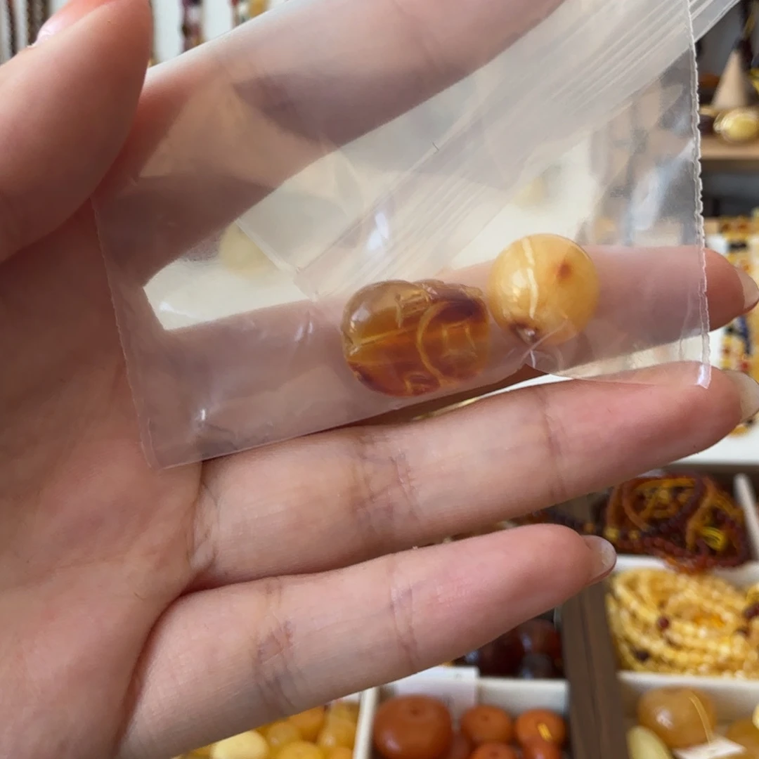 是****琥珀未镶嵌颈饰小貔貅