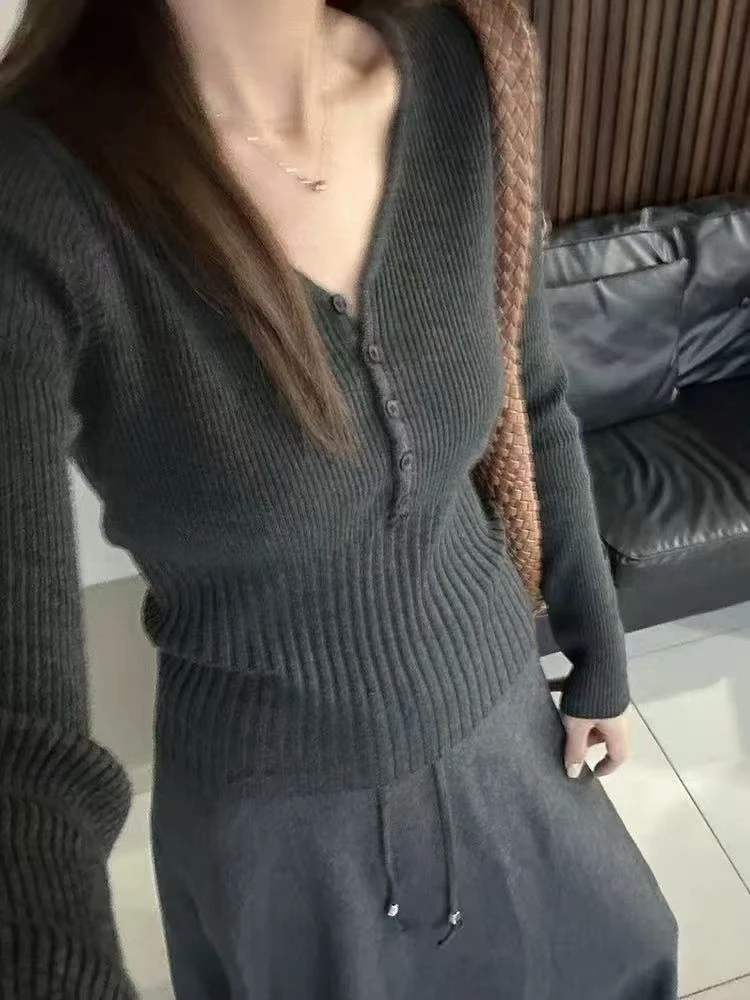 早秋穿搭韩系灰色V领针织打底衫女内搭2025新款开衫外套收腰上衣